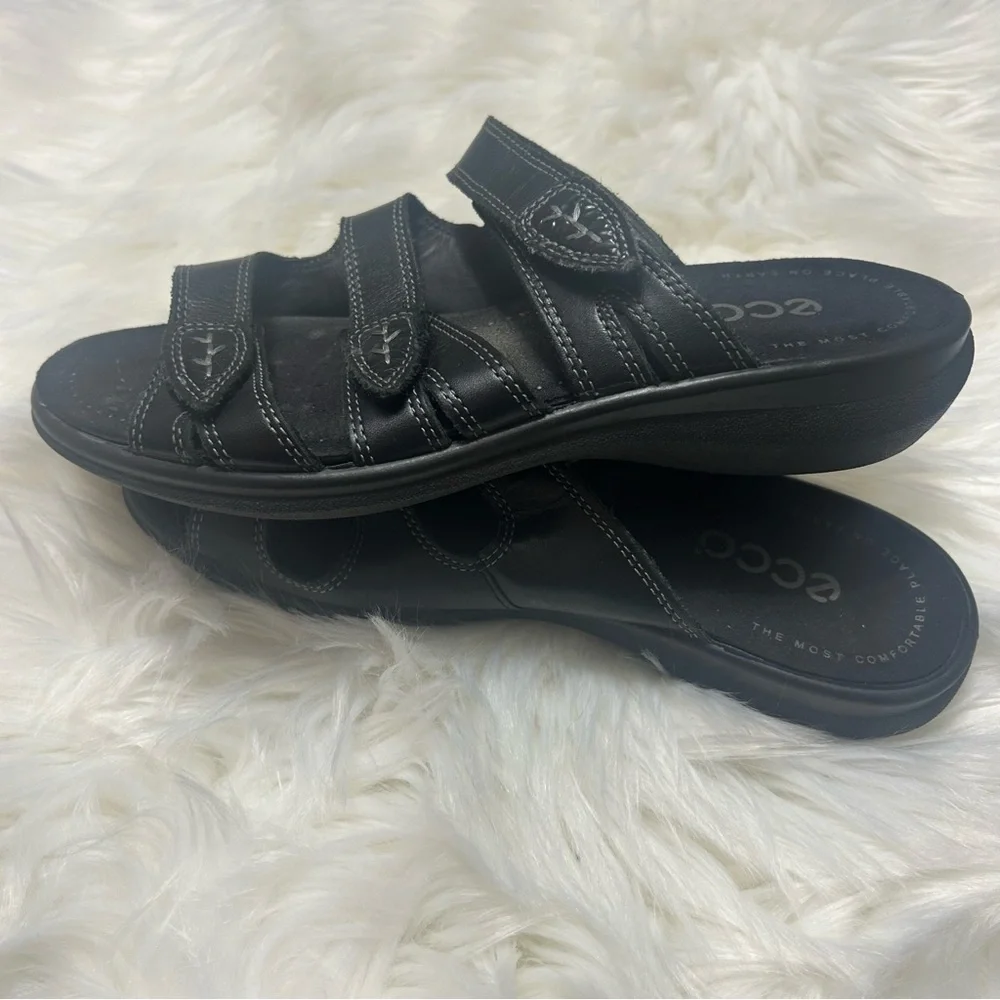 Size 6.5 Black ecco Sandals E2